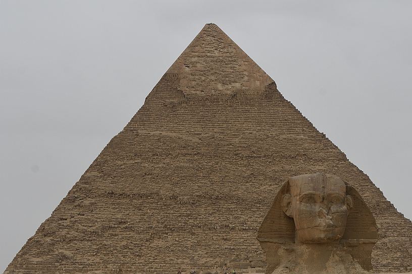 10 MAK_6703.jpg - Si ritiene che il volto della Sfinge sia stato scolpito per rappresentare il faraone Chefren, infatti è posta davanti alla sua piramide per proteggerla.
